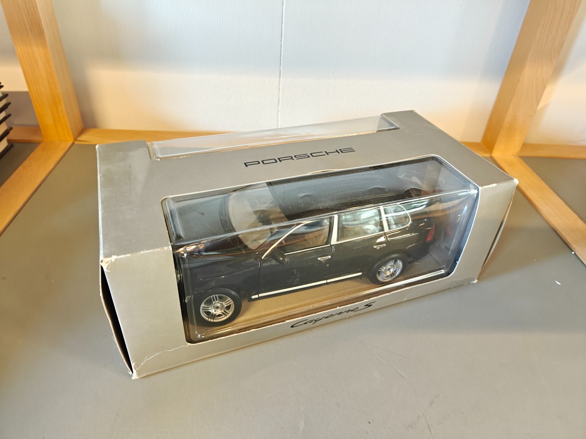Porsche model af Porsche Cayenne S 1:18