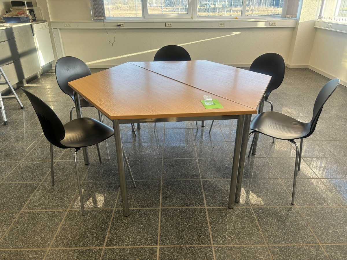 kantine-/mødebor med 5 Galvano tecnica kantinestole