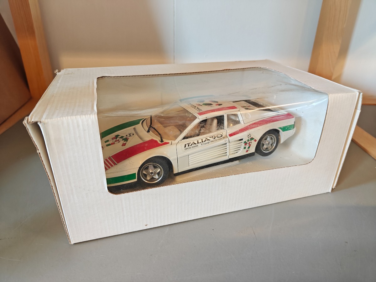 Bburago model af Ferrari Testarossa 1984 1:18