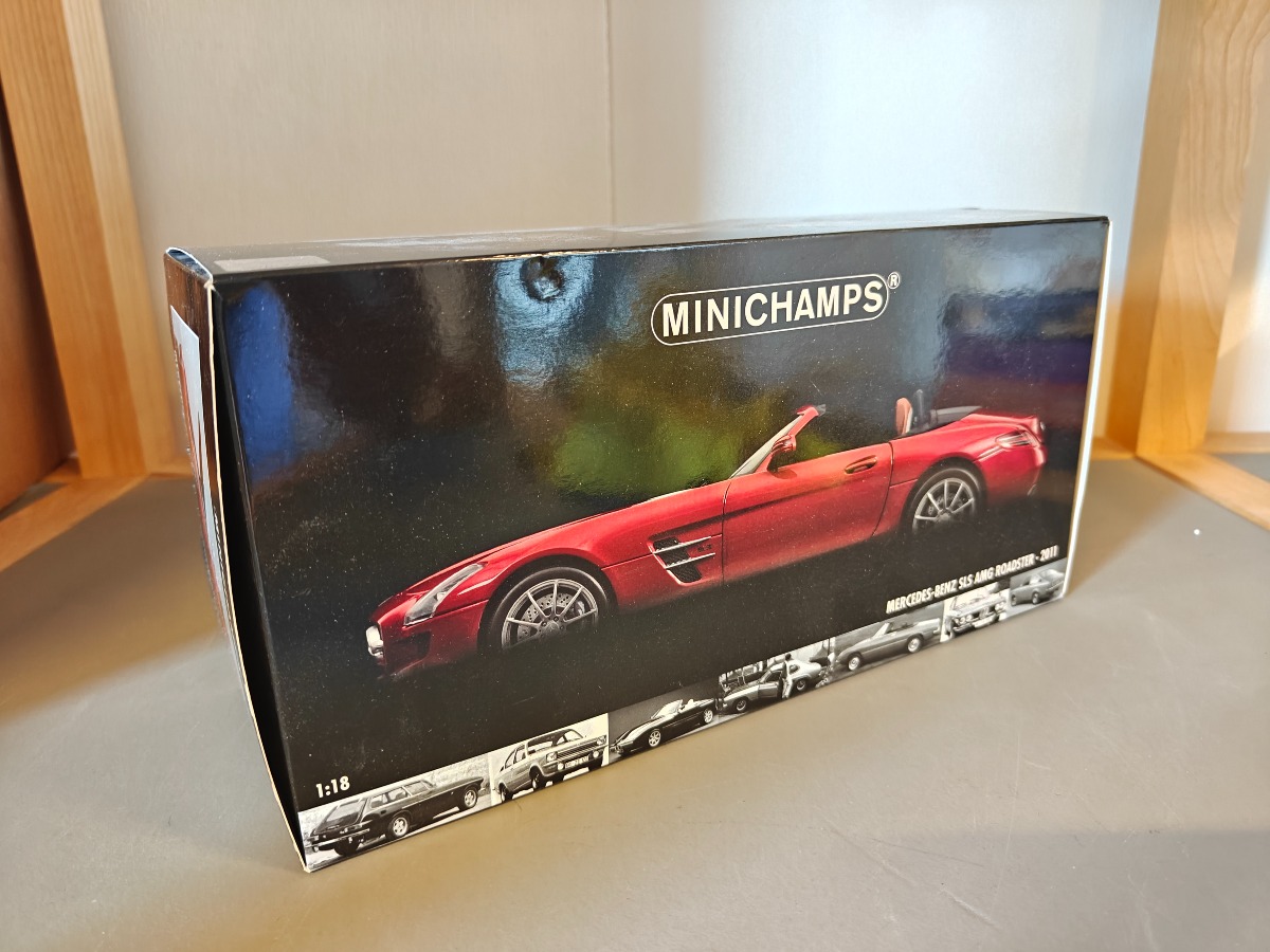Minichamps model af Mercedes Benz SLS AMG roadster 2011 1:18