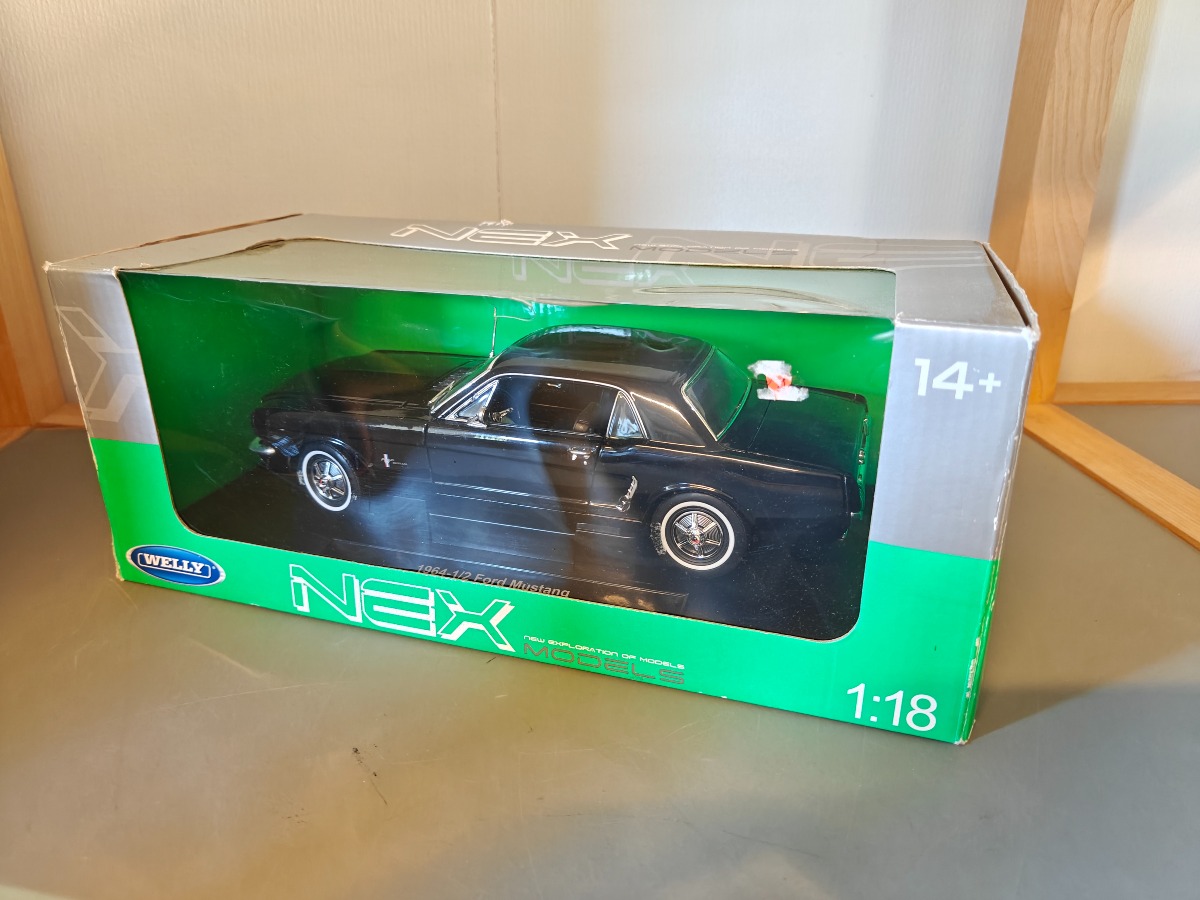Welly model af Ford Mustang 1964½ 1:18