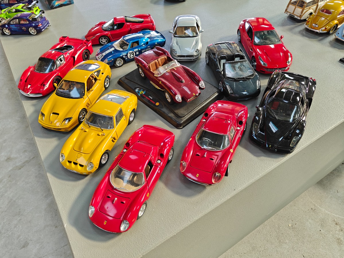 Samling italienske modeller 1:18