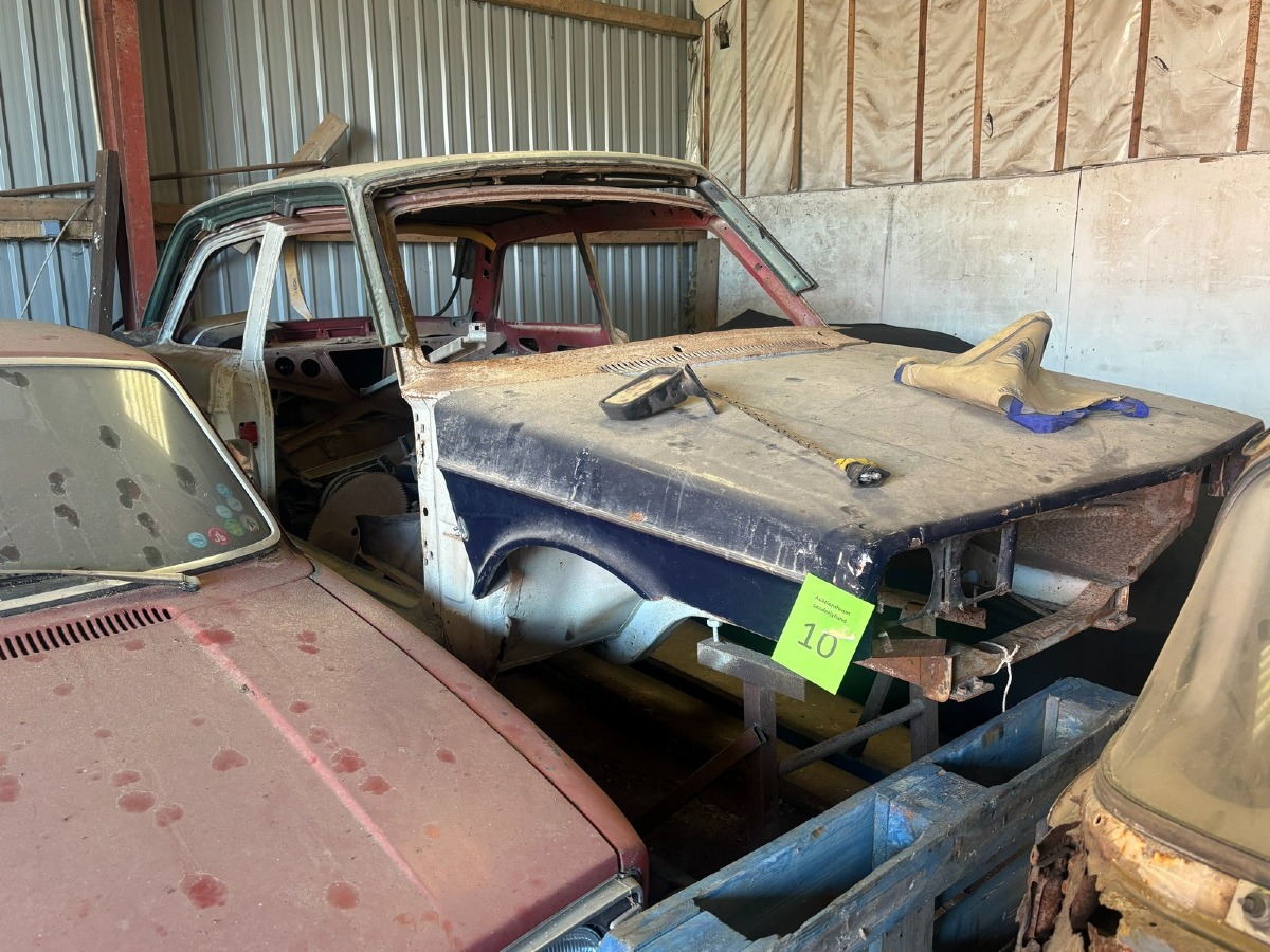 Volvo karrosori. Mulighvis 242. 2 dørs, påbegyndt ombygning af karrosiri. Ekstra tag medfølger. Uden papir og regi.