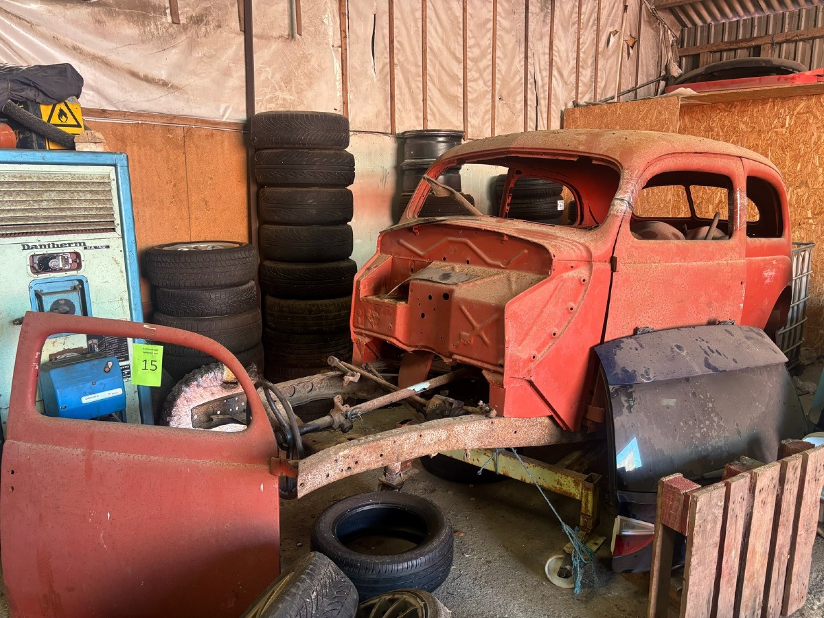 Ford Slanteback projekt med diverse dele. Uden papir. Står på rullestativ. 