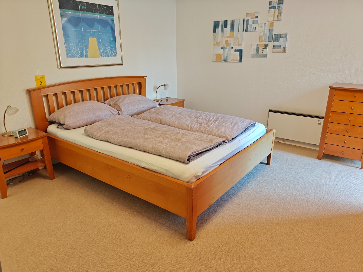 Dobbeltseng med natborde og kommode