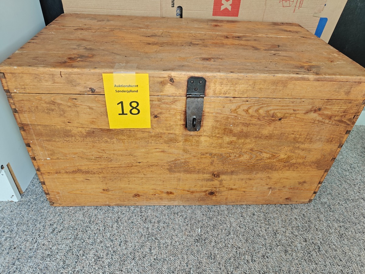 Kiste med træhåndtag