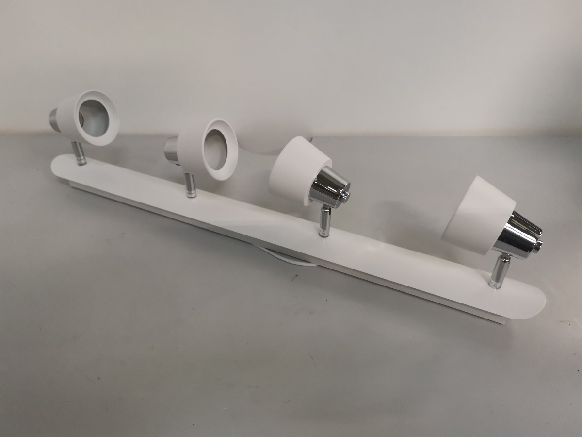 Action, Asya spotskinne til loftet. 