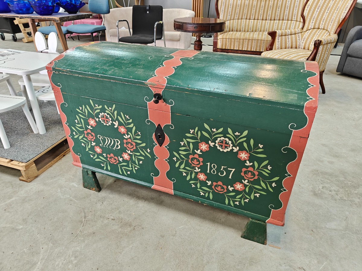 Standkiste af bemalet fyr