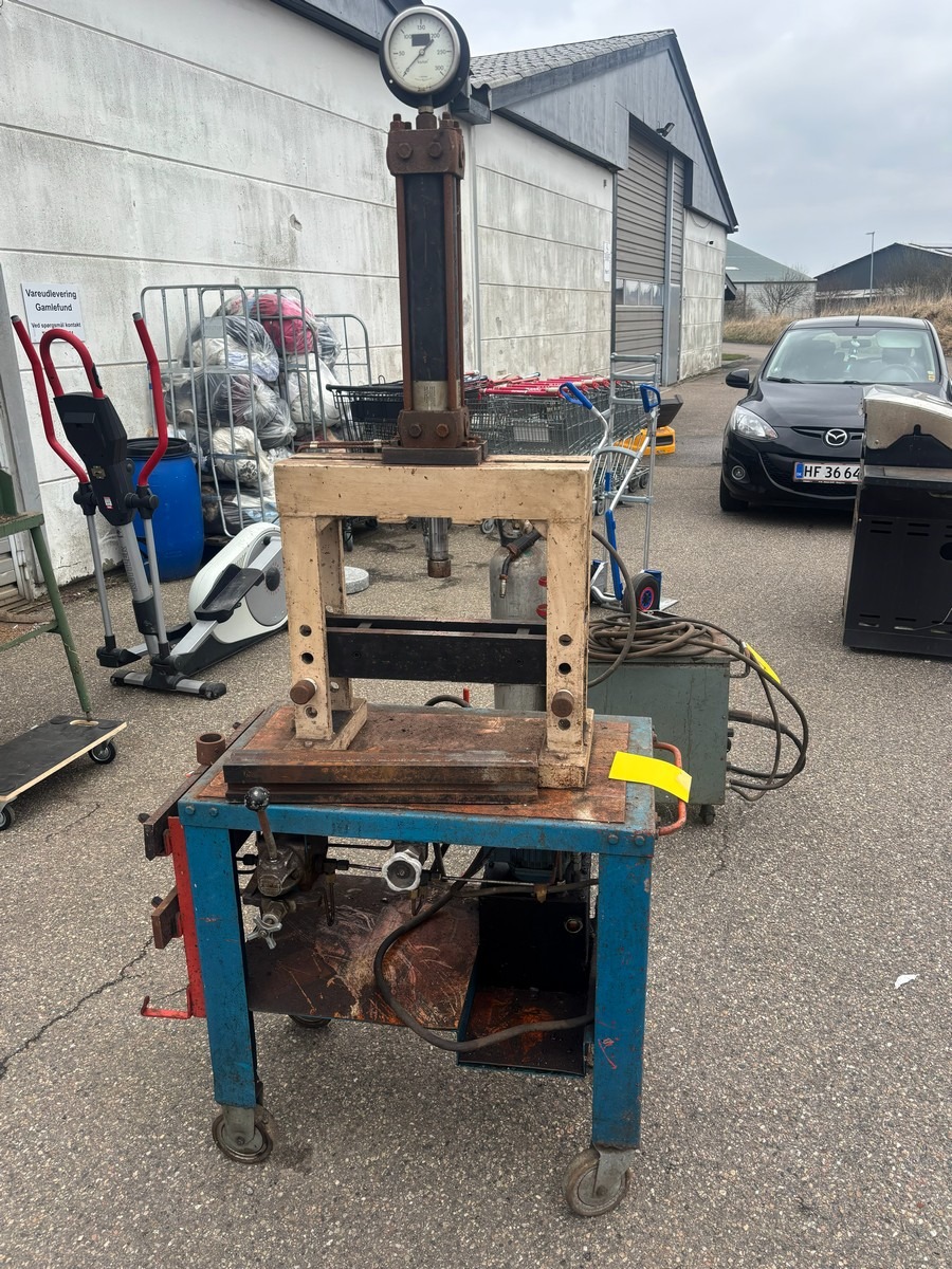 Hydraulisk presse på vogn med manometer og pumpeenhed