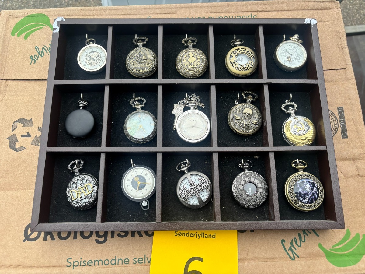 Samling af 15 lommeure i displaykasse