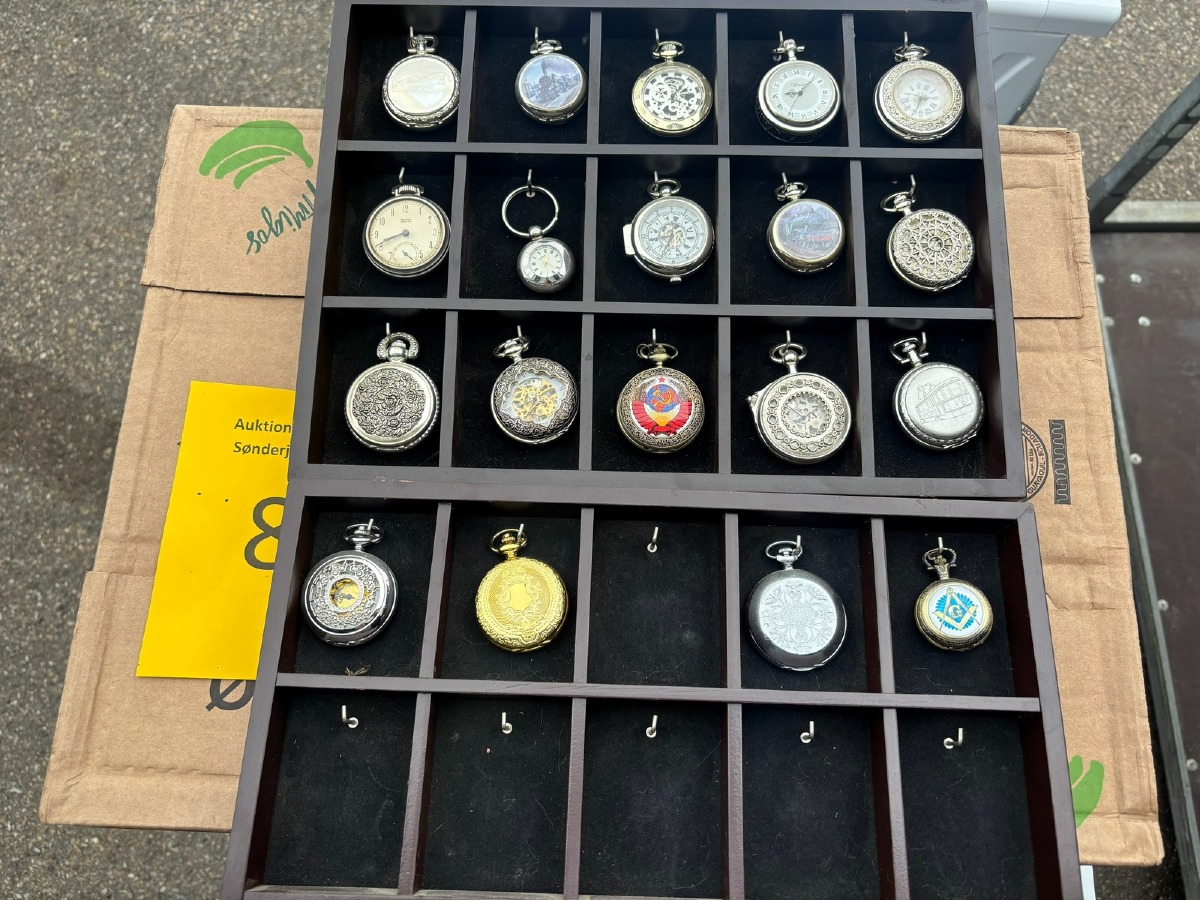 Samling af 19 lommeure i 2 displaykasser