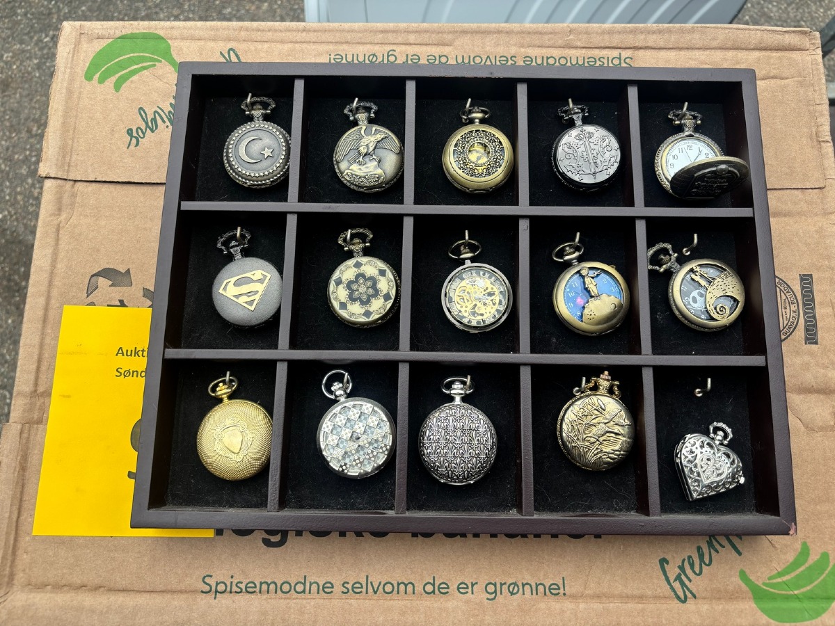 Samling af 15 lommeure i displaykasse