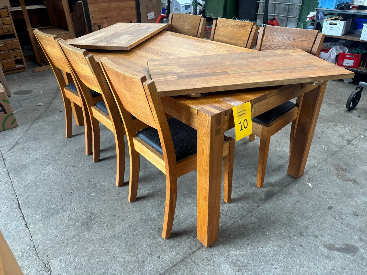 Spisebord i eg med 6 tilhørende stole samt 2 tillægsplader