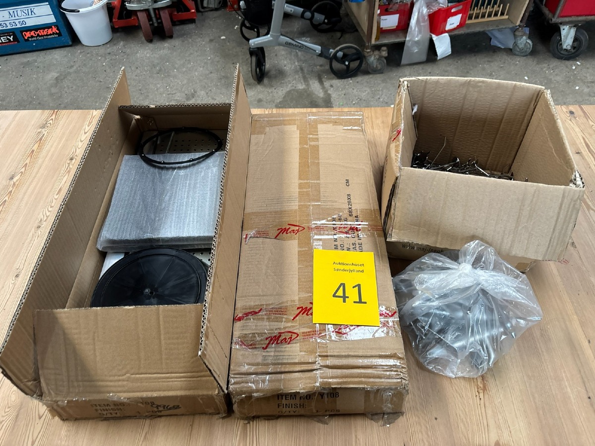 2 stk. tavler, samt masser af kroge