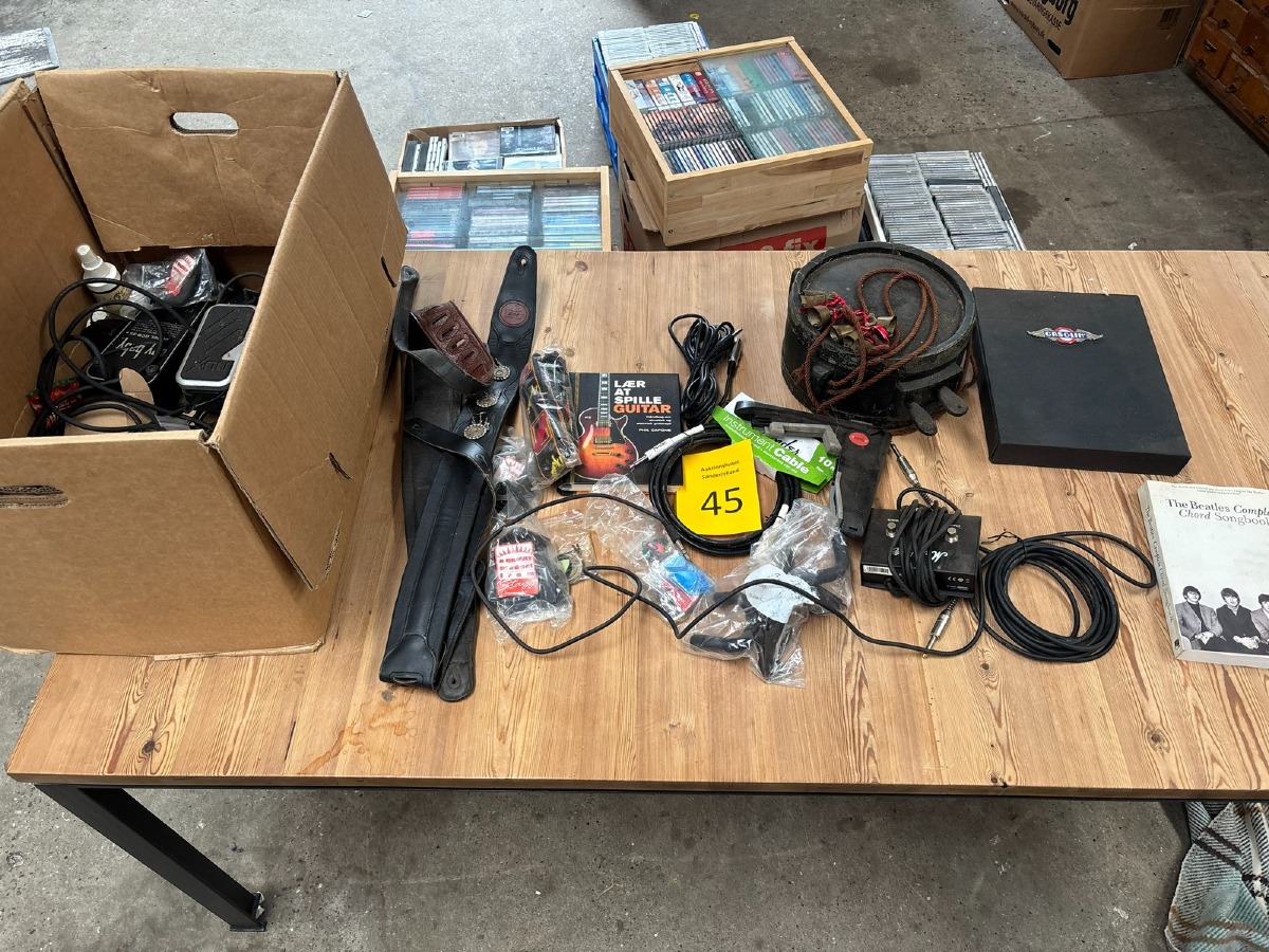 Diverse musiktilbehør og relaterede genstande