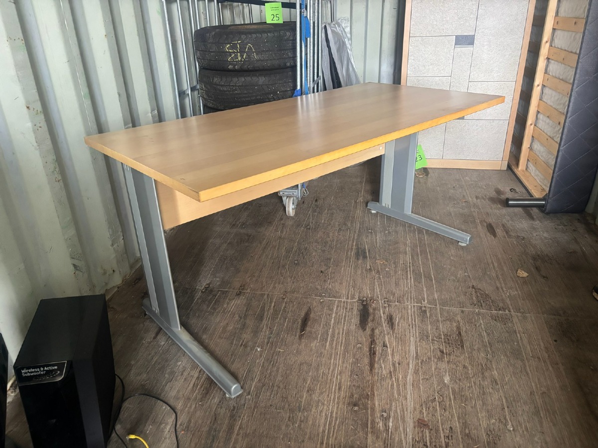 Skrivebord. Måler: 160 x 80 x 75 cm