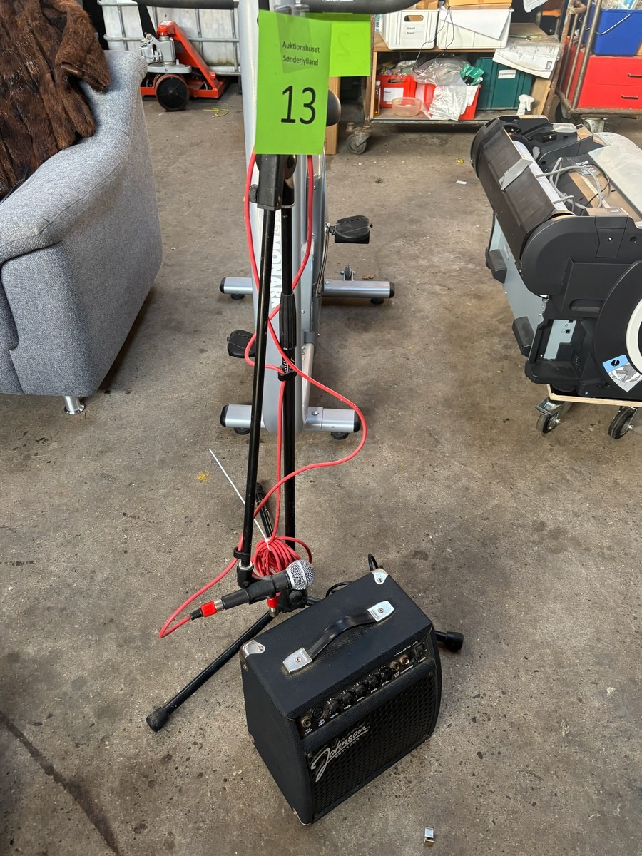 Johnson guitarforstærker samt holder