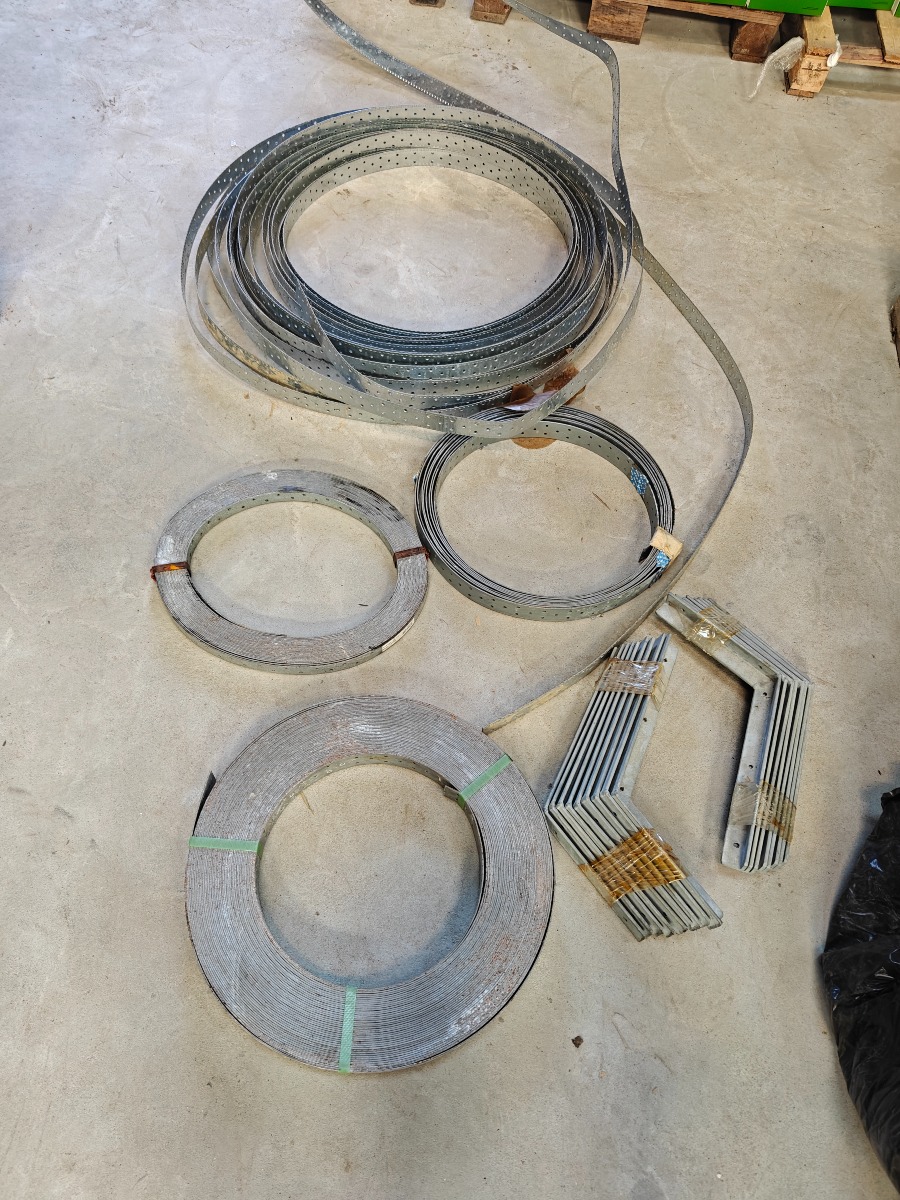 Patentbånd & 17 stk galvaniserede vinkeljern