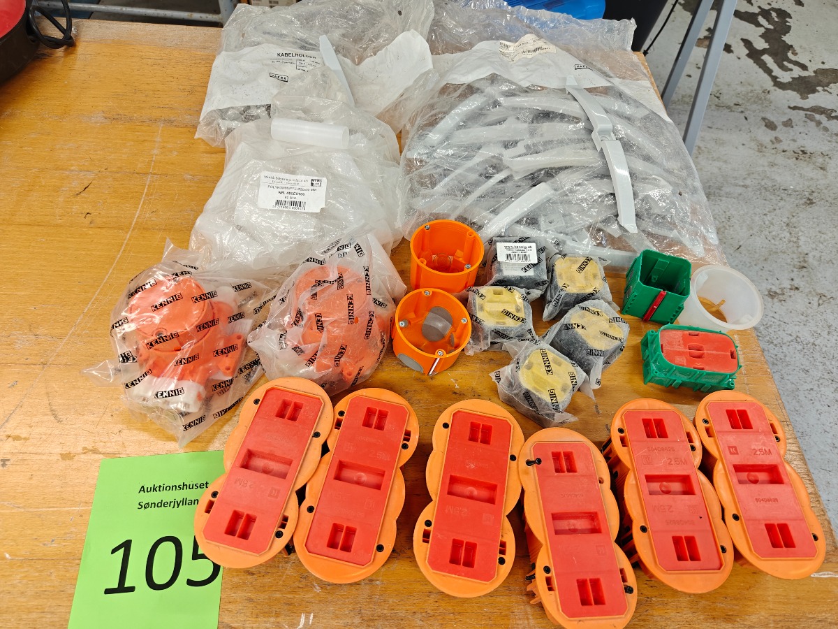 Parti indmuringsdåser og kabelholdere