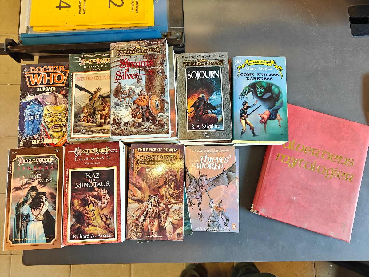 Fantasy og  Sci-fi romaner (65)