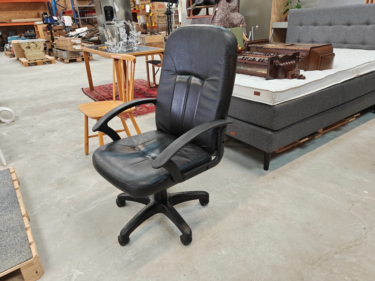 Kontorstol med armlæn.