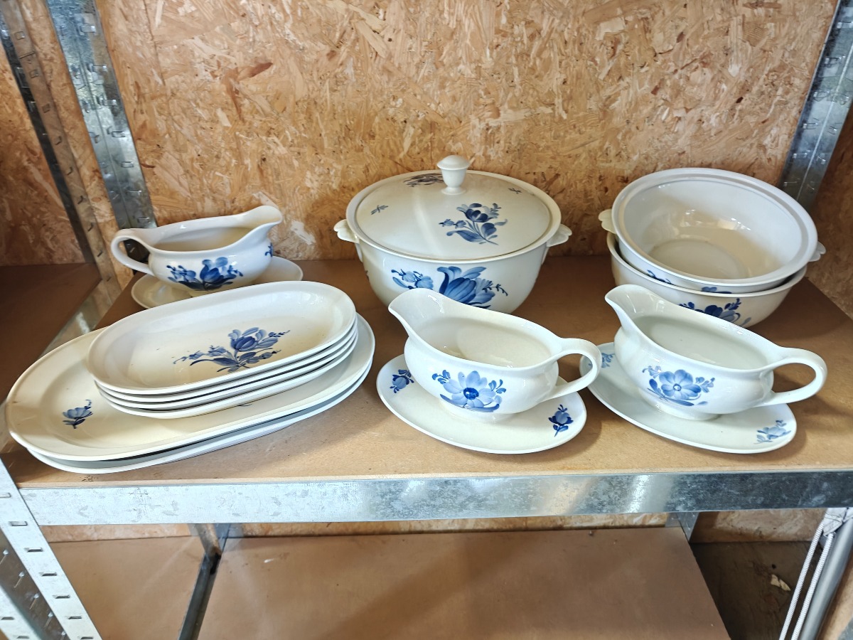 Blåmalet stel med blomster