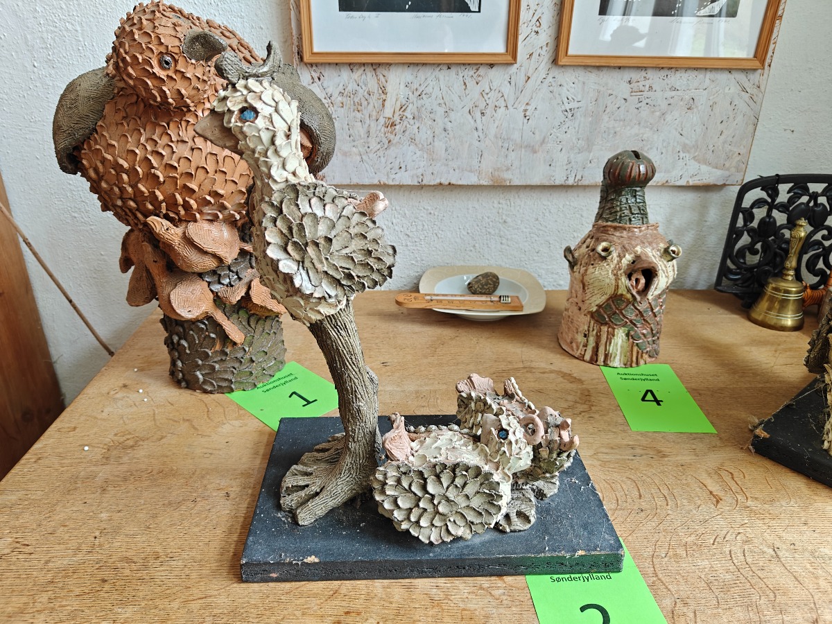 Marianne Permin. Stående fuglemor med unger