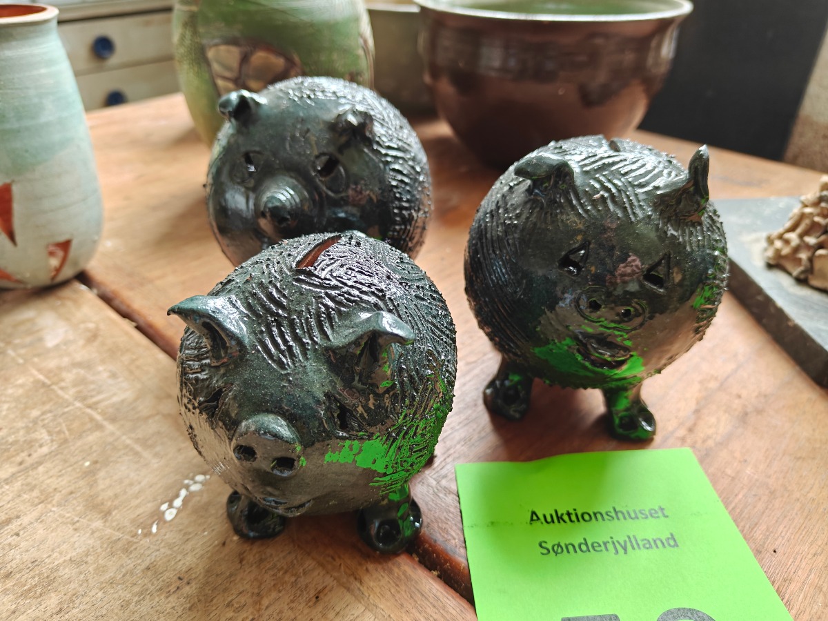 Marianne Permin. 3 grise af keramik