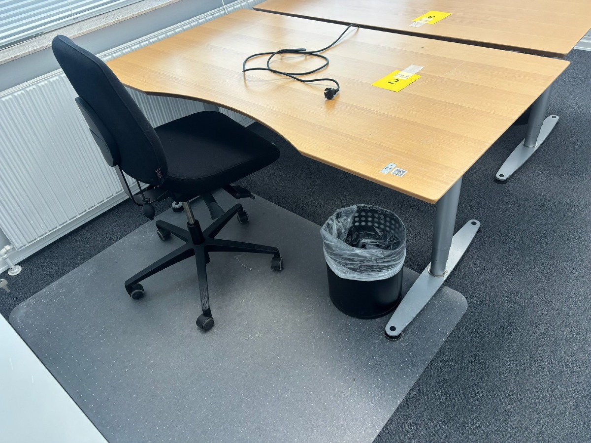 Hæve-/sænkebord med kontorstol, underlag & skraldespand