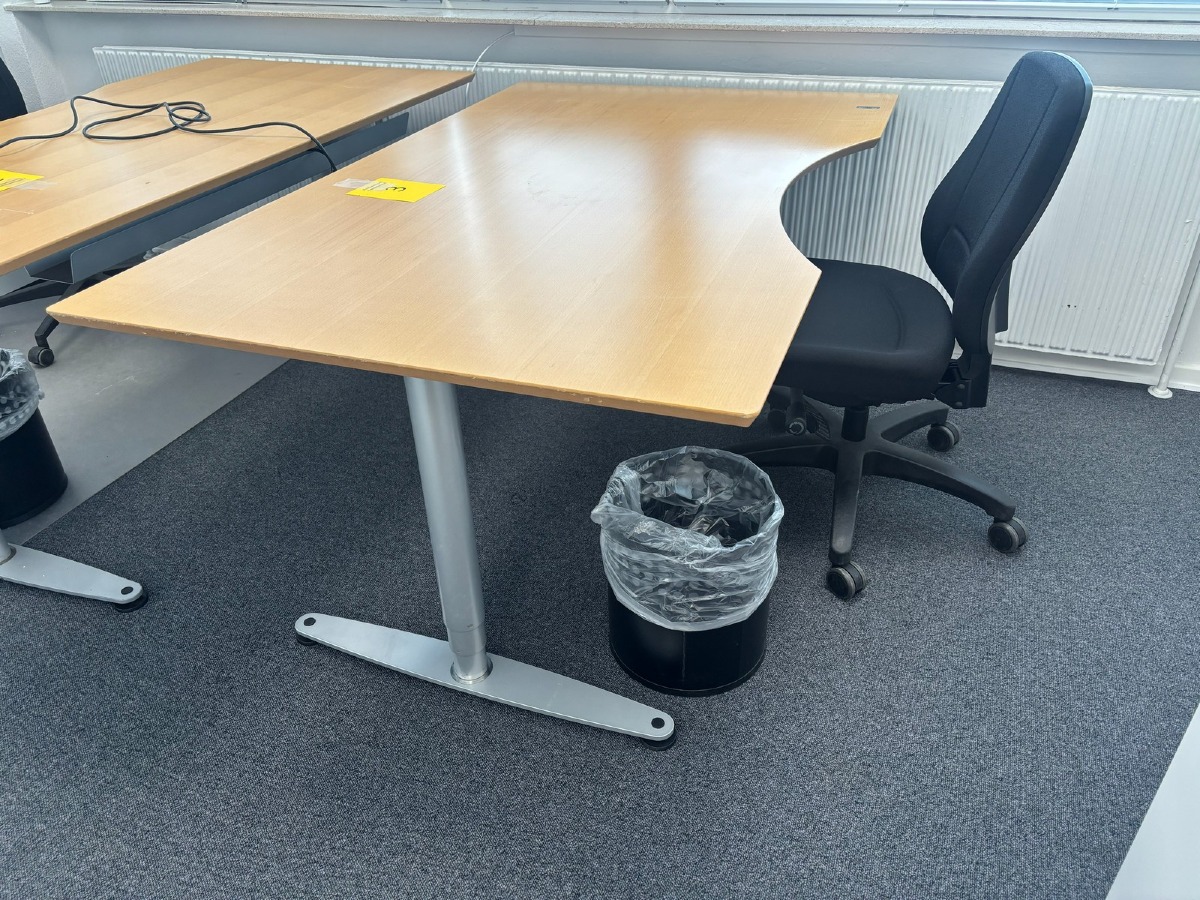 Hæve-/sænkebord med kontorstol & skraldespand