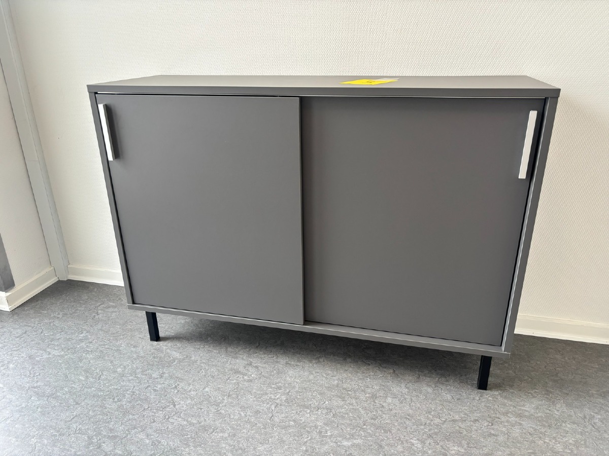 Lav opbevaringsskab i grå – moderne design