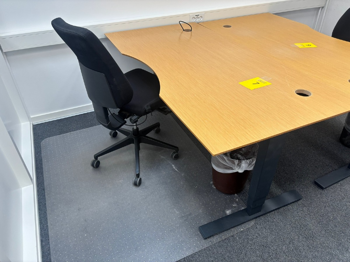 Hæve-/sænkebord med kontorstol, underlag & skraldespand