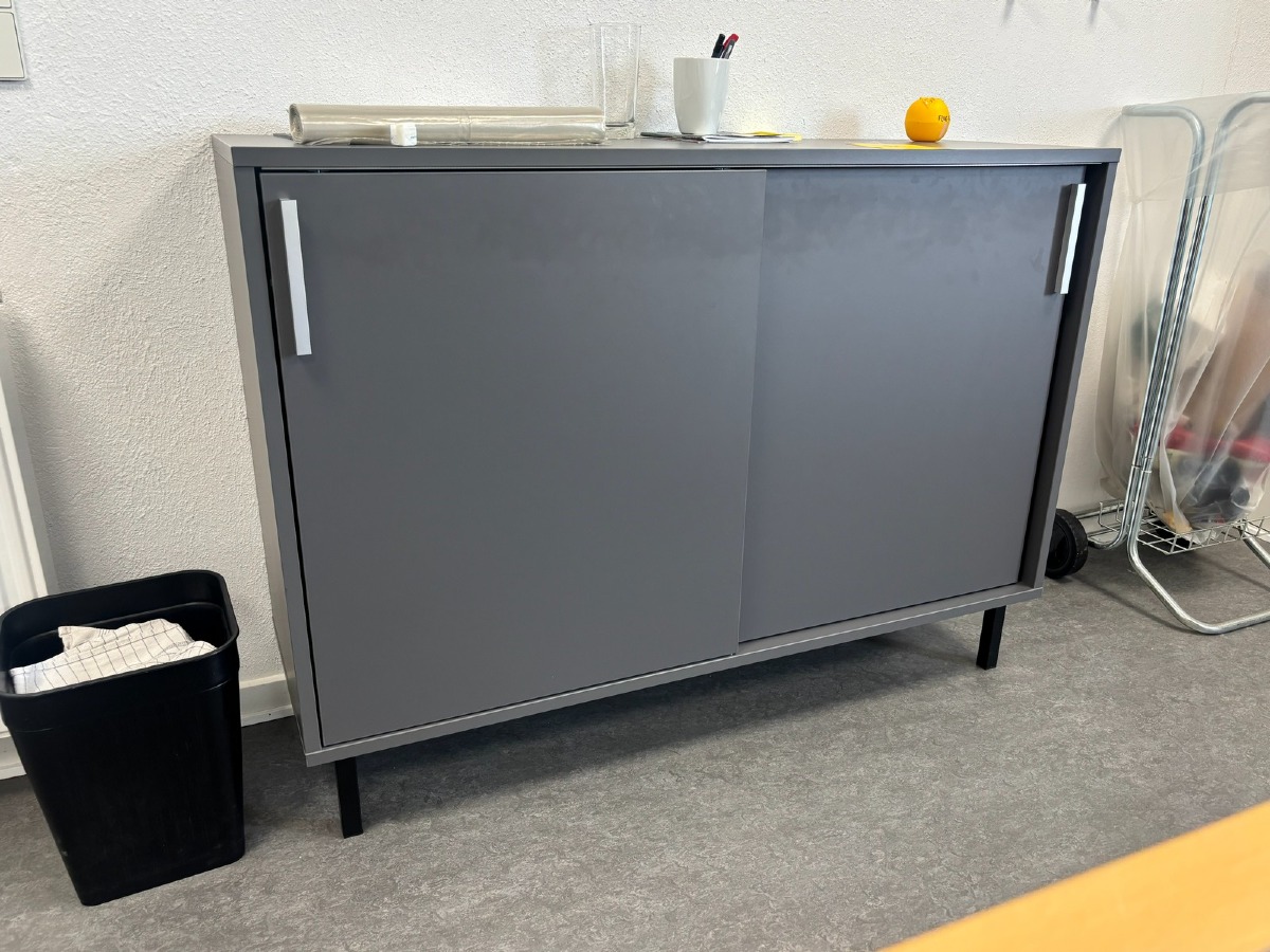 Lav opbevaringsskab i grå – moderne design