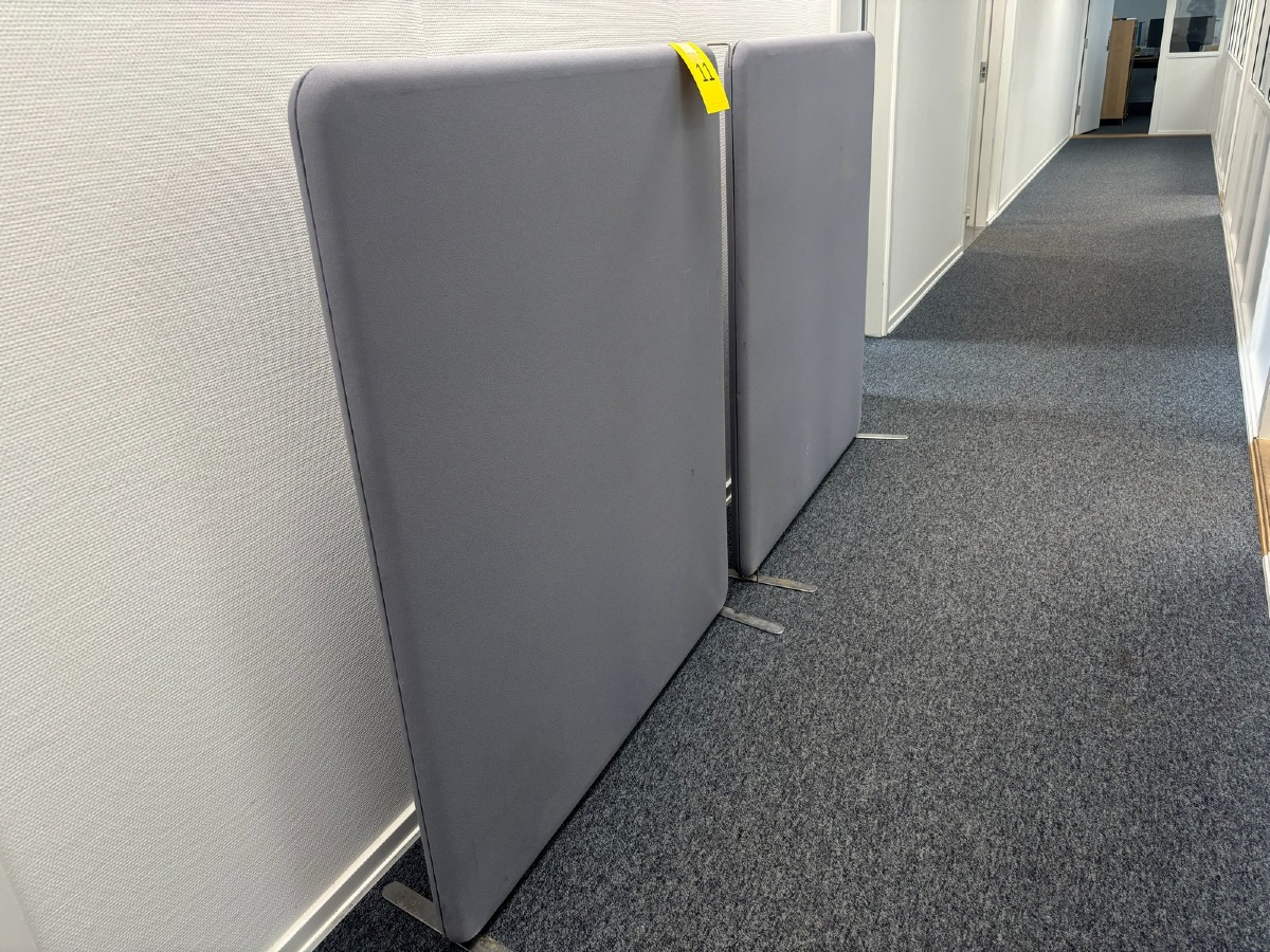 2 stk. fritstående akustikskærme / rumdelere i gråt stof