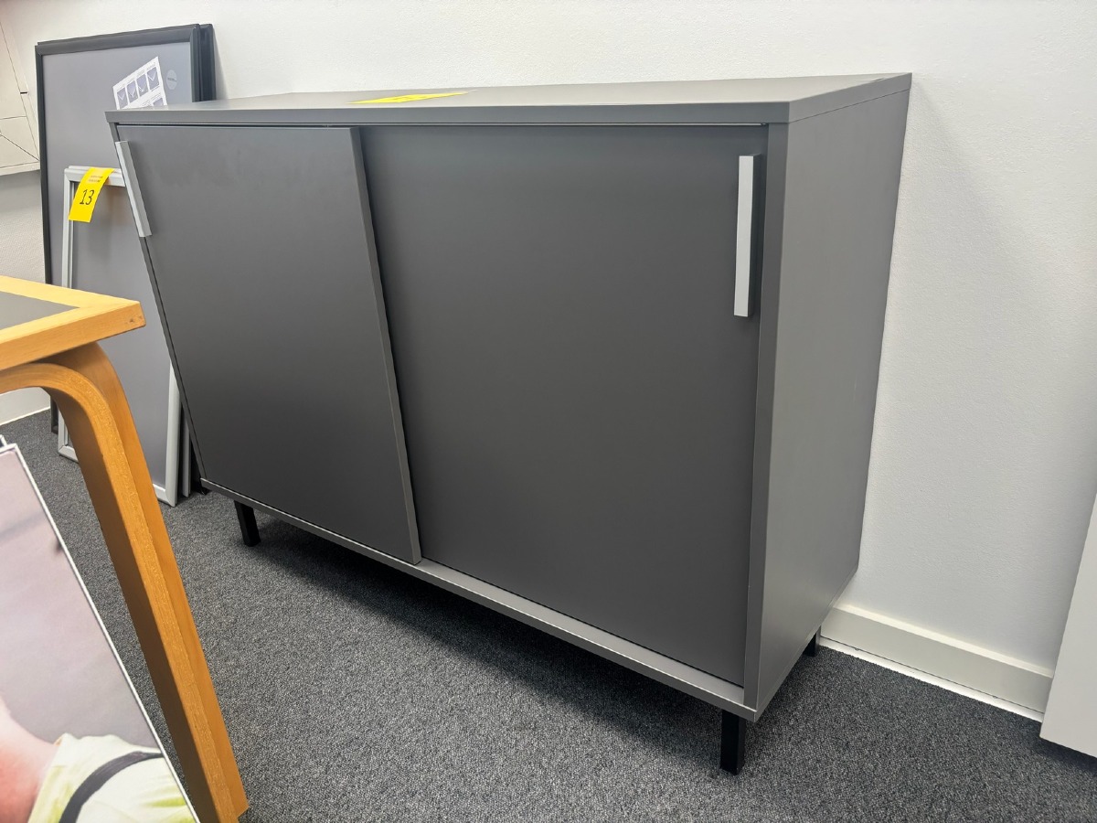 Lav opbevaringsskab i grå – moderne design