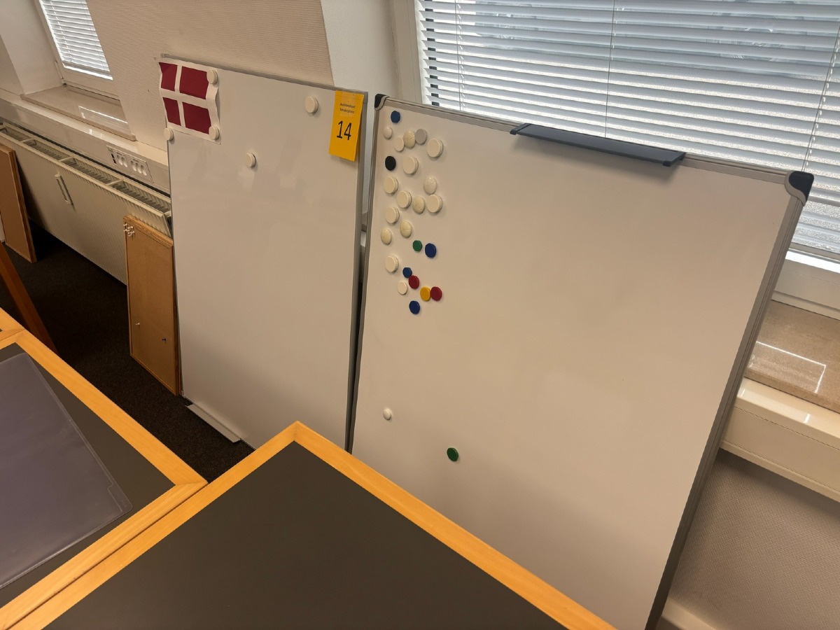 2 stk. Whiteboards, samt 2 stk. mindre opslags tavler