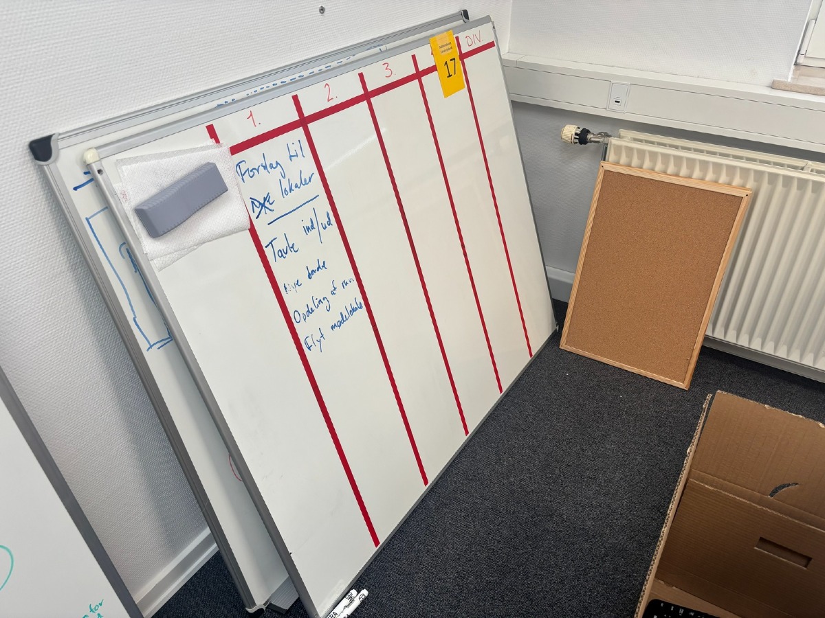 2 stk. Whiteboards, samt 2 stk. mindre opslags tavler