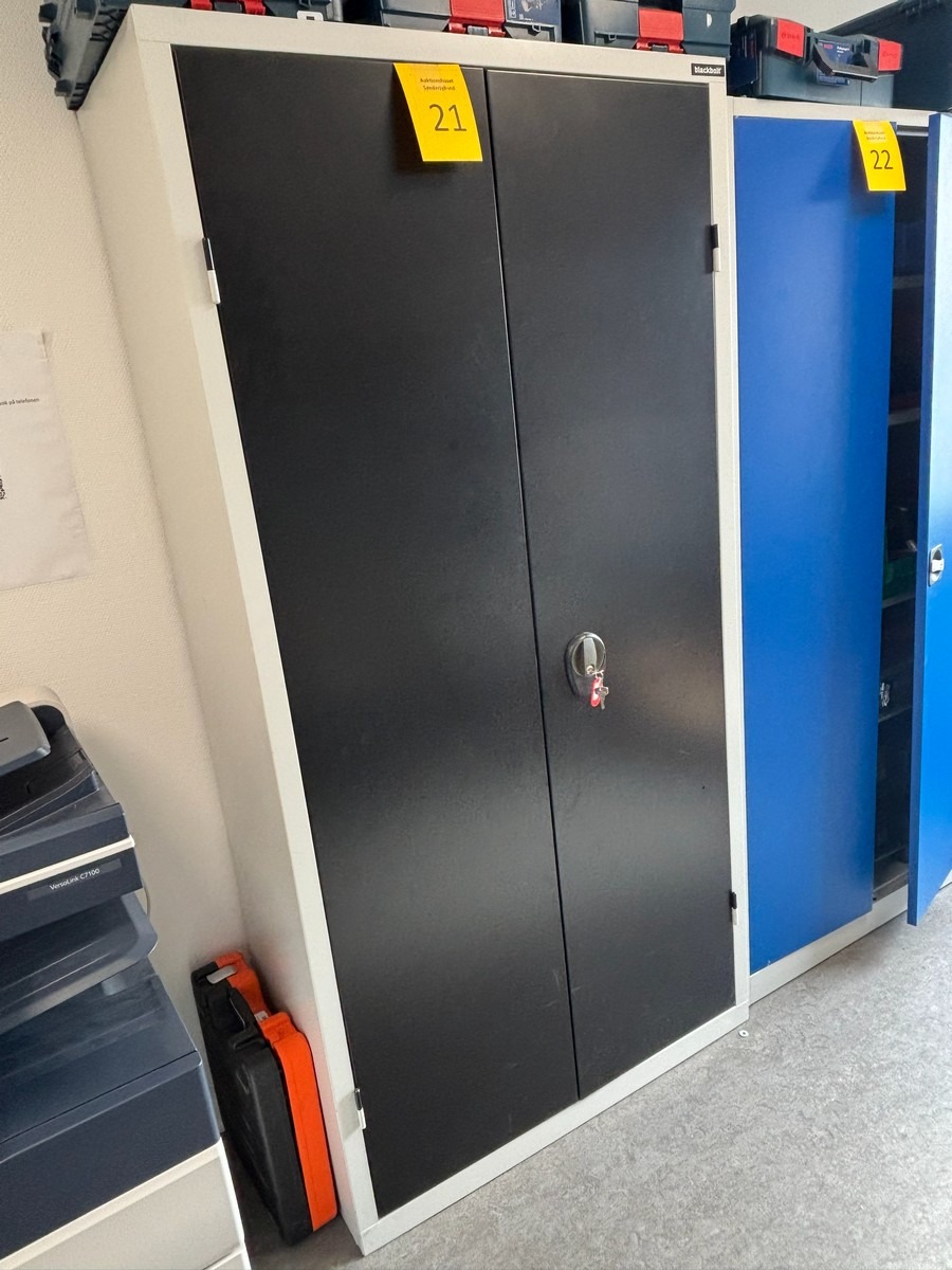 Stålskab / værkstedsskab med hylder (Uden indhold)