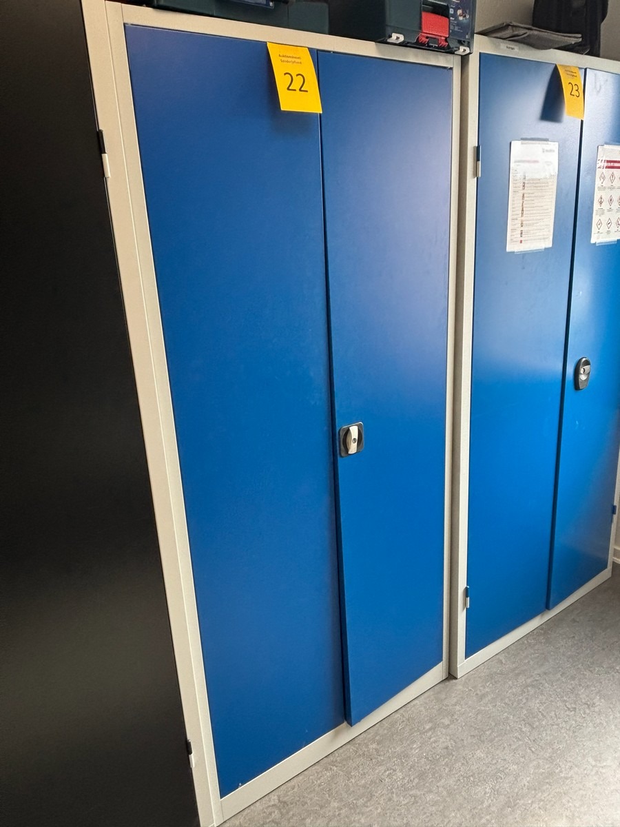 Stålskab / værkstedsskab med hylder (Uden indhold)