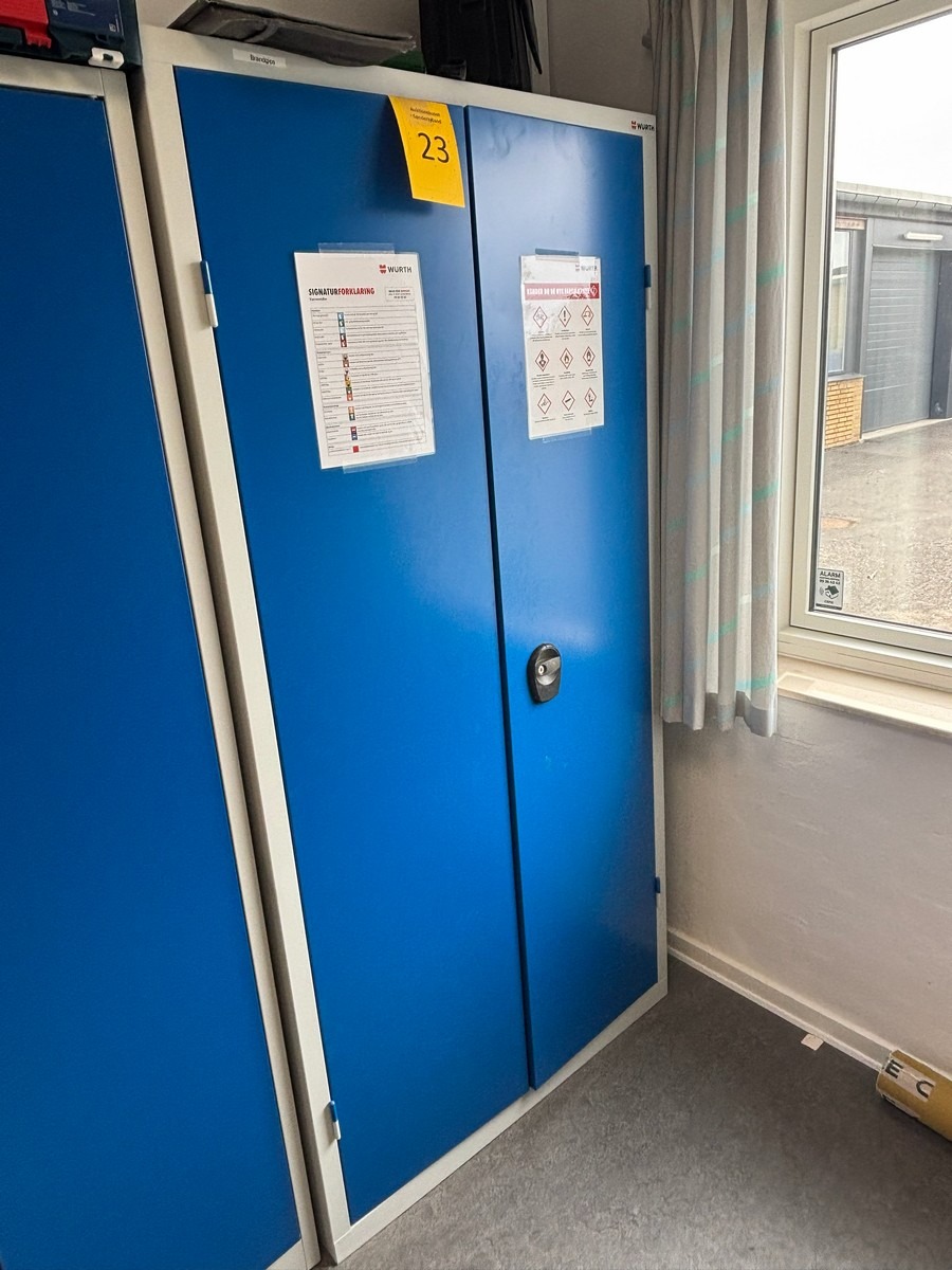 Stålskab / værkstedsskab med hylder (Uden indhold)