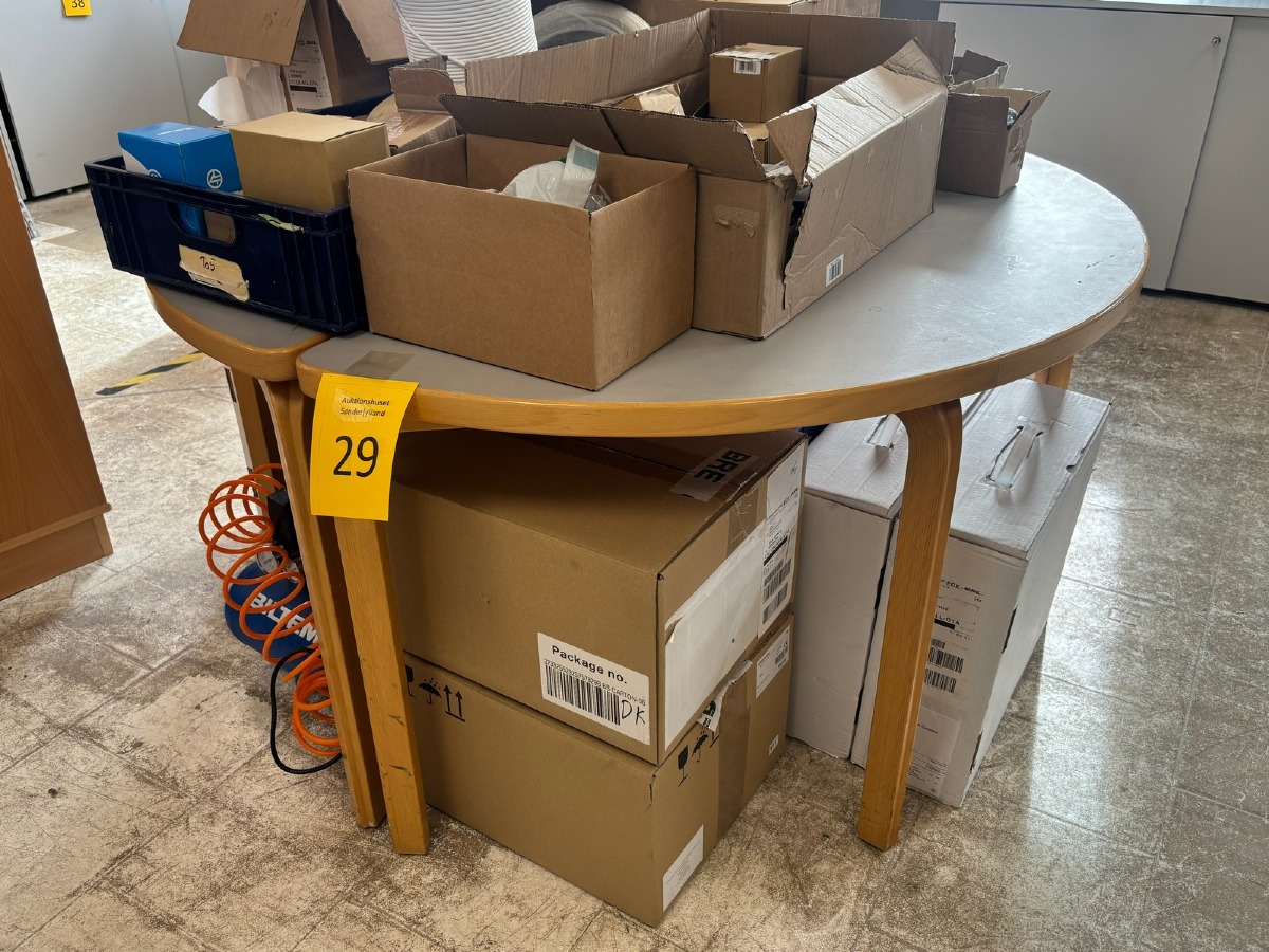 2 stk. Runde borde (Total Ø ved begge : 140 cm) Uden indhold