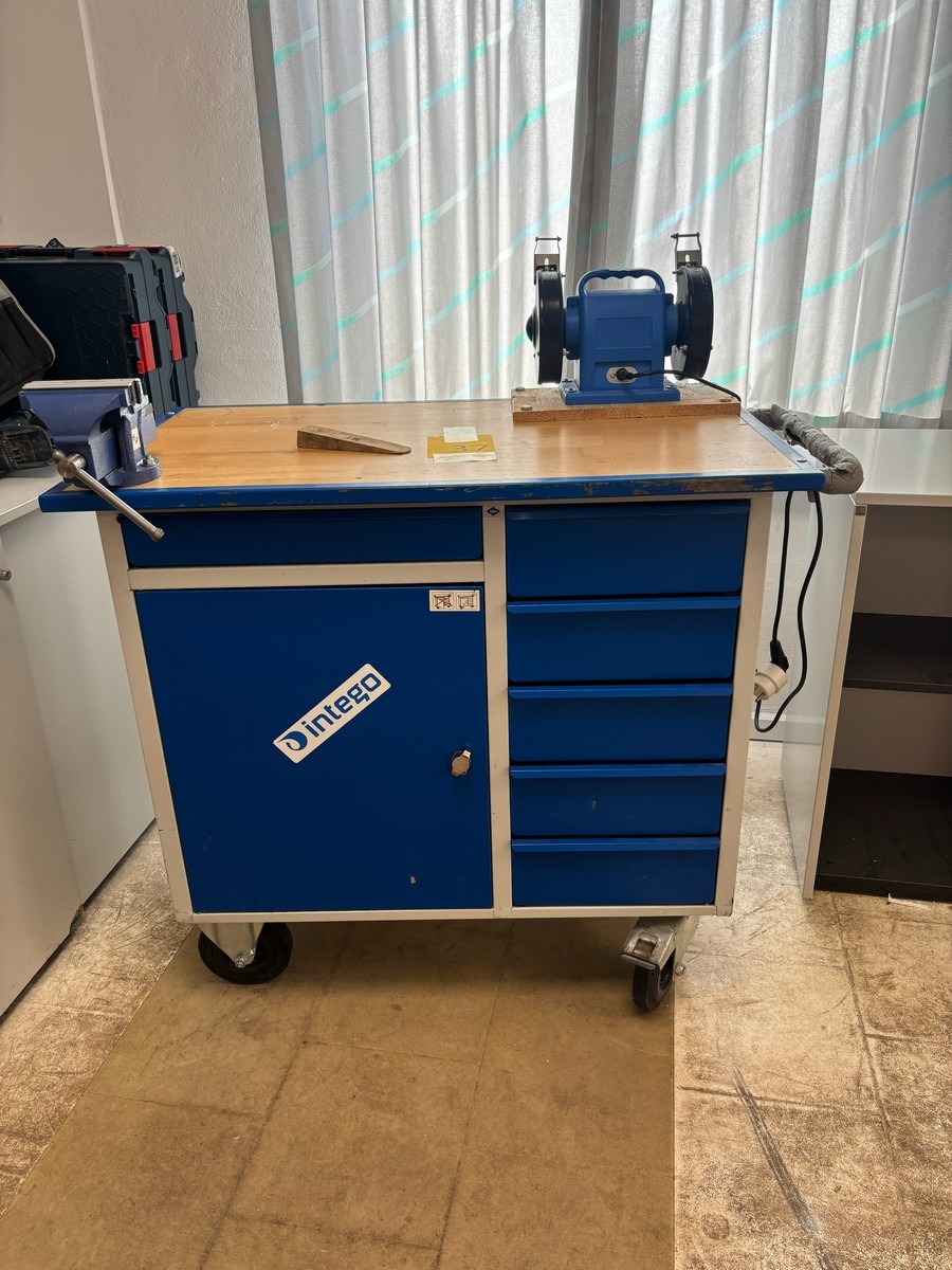 Værkstedsbord med skruestik og slibemaskine