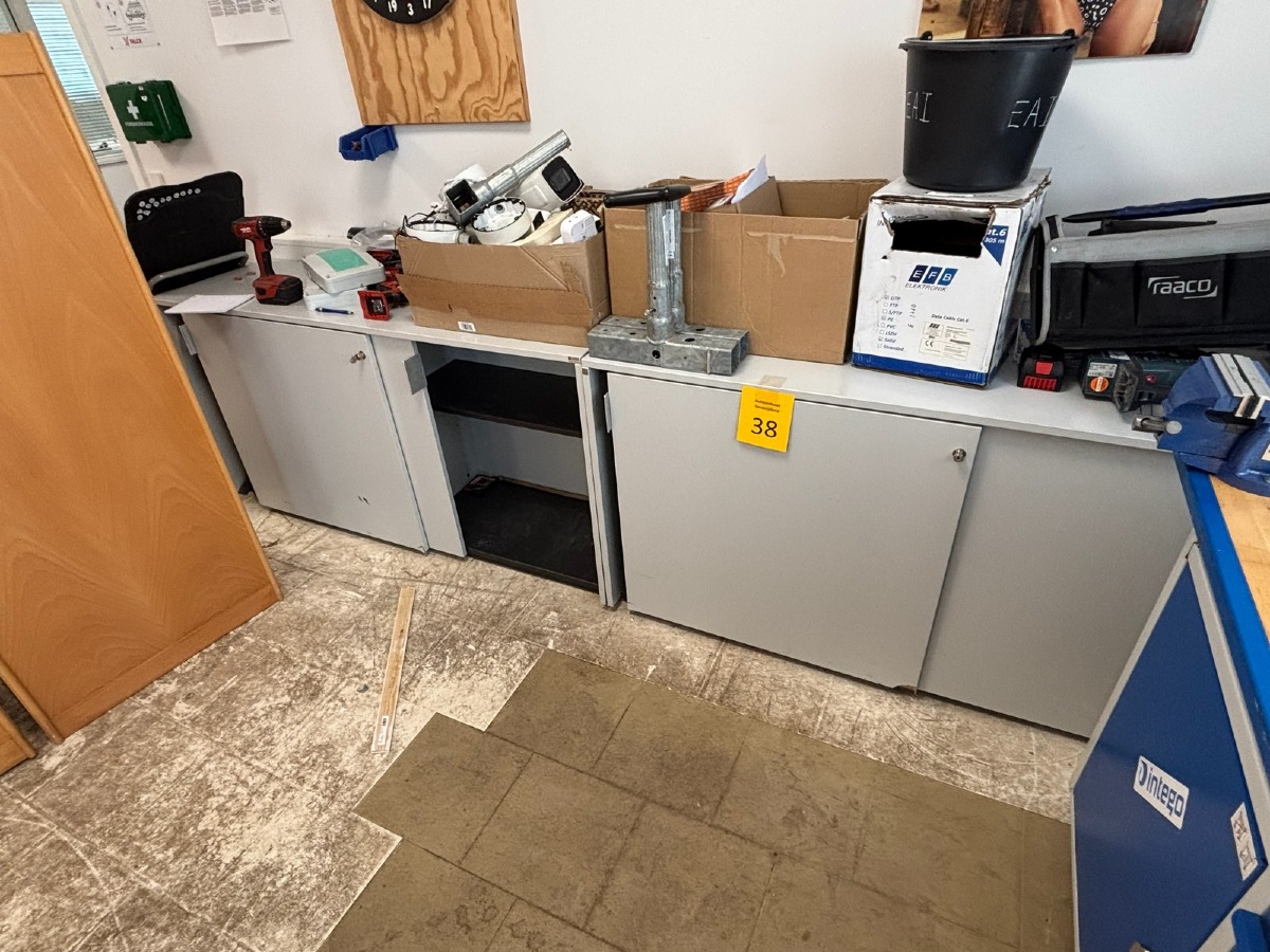 2 stk. Opbevaringsskabe fra Dencon Røsfeld (Uden indhold)