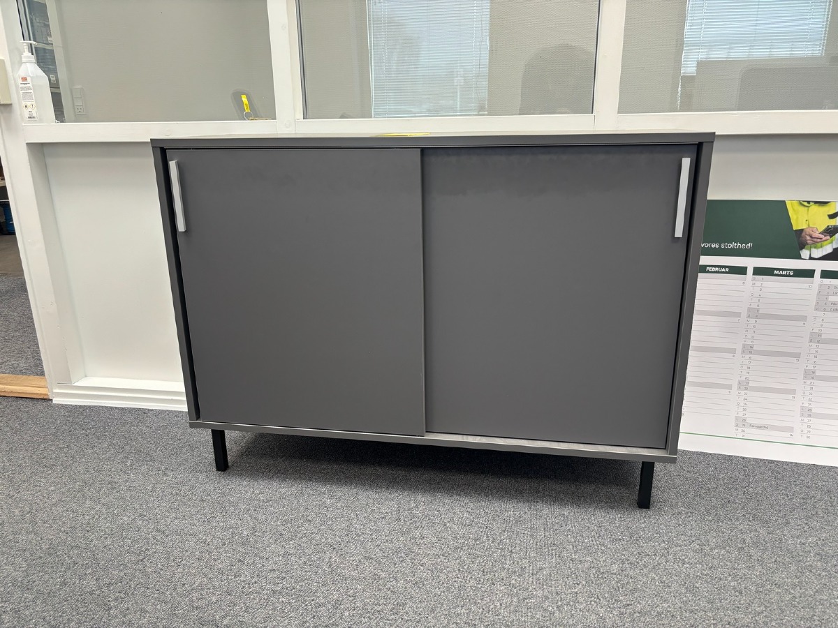 Lav opbevaringsskab i grå – moderne design