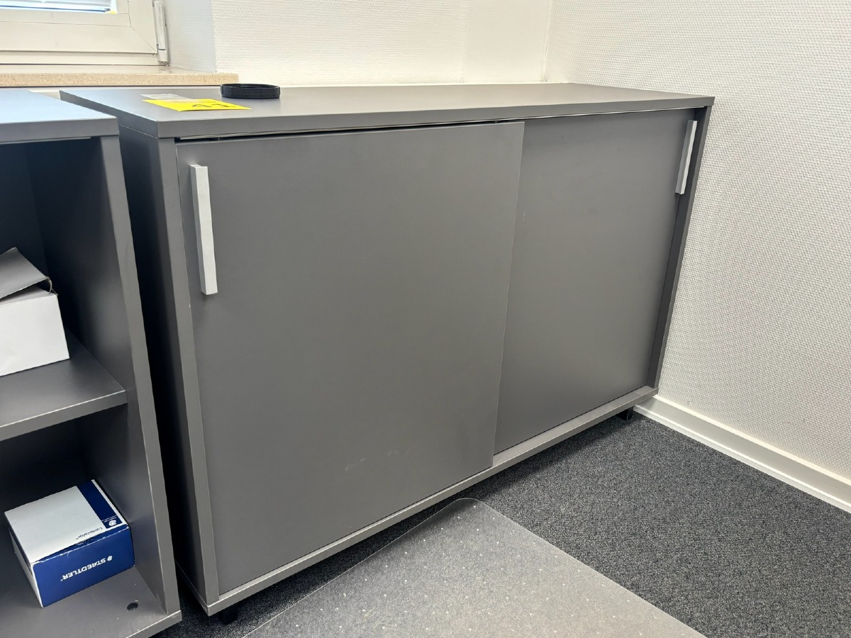 Lav opbevaringsskab i grå – moderne design