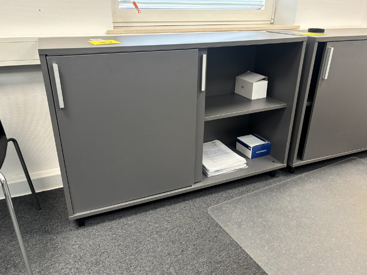 Lav opbevaringsskab i grå – moderne design (Uden indhold)