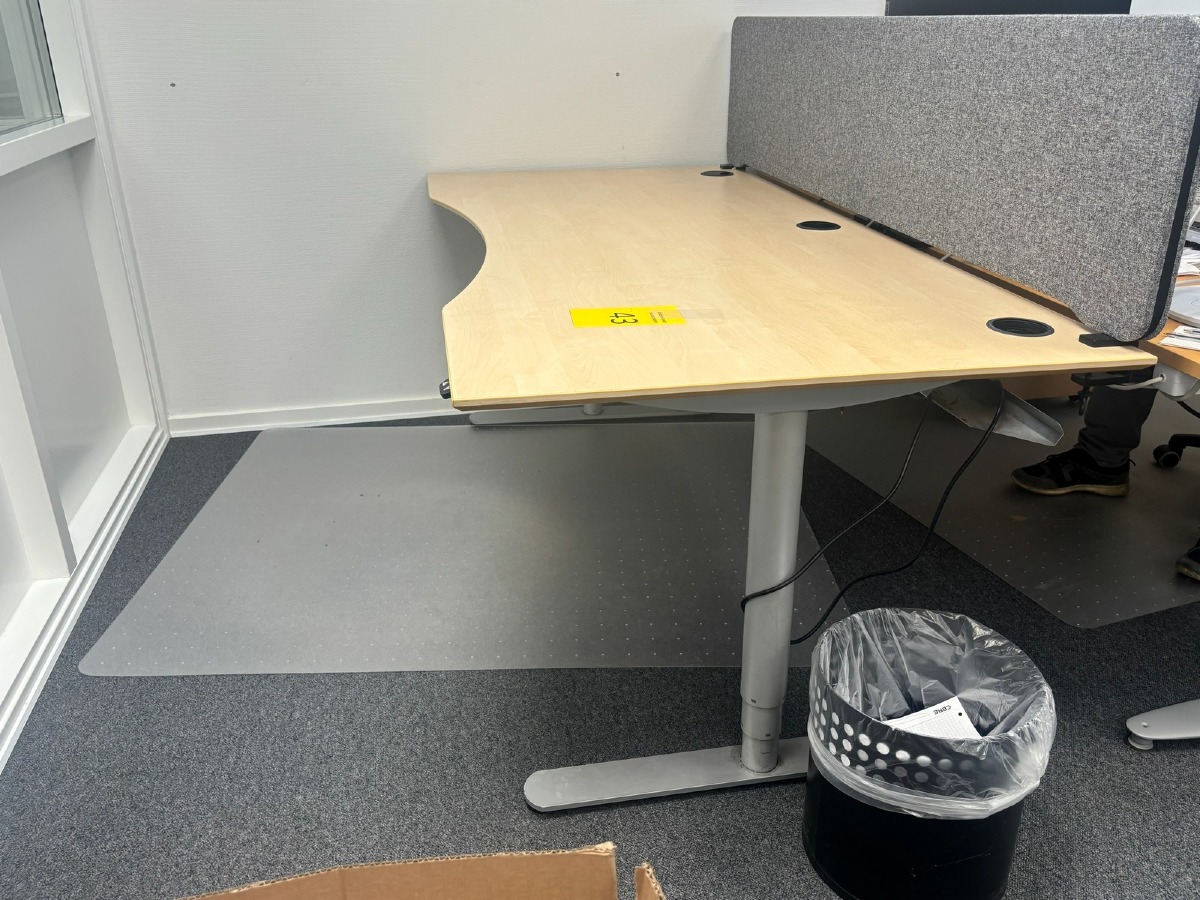 Hæve-/sænkebord med underlag, bord afdækning & skraldespand