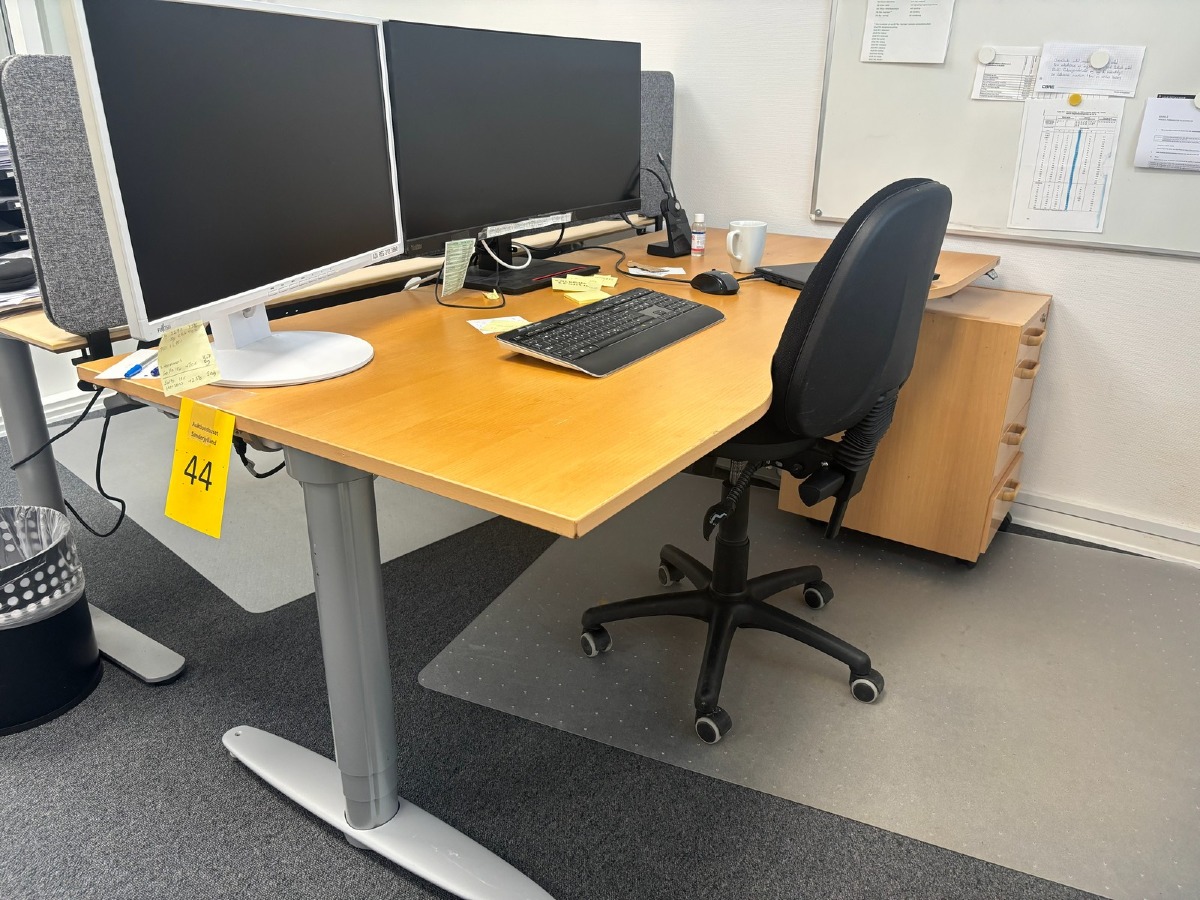 Hæve-/sænkebord med kontorstol, underlag & underskuffe modul (Uden skærme og andet på bordet)