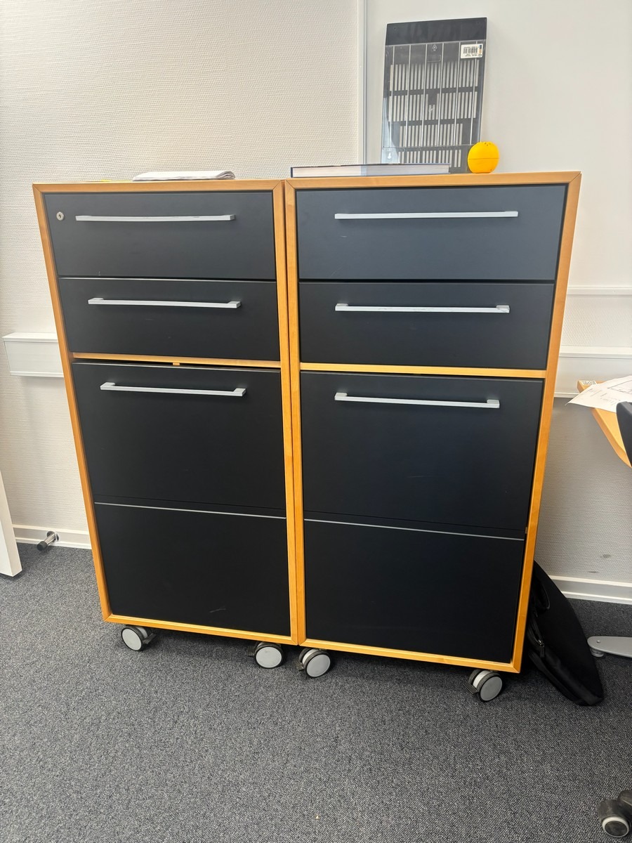 2 stk. mobile skuffemoduler med skuffer og skab i kombination (Uden indhold)