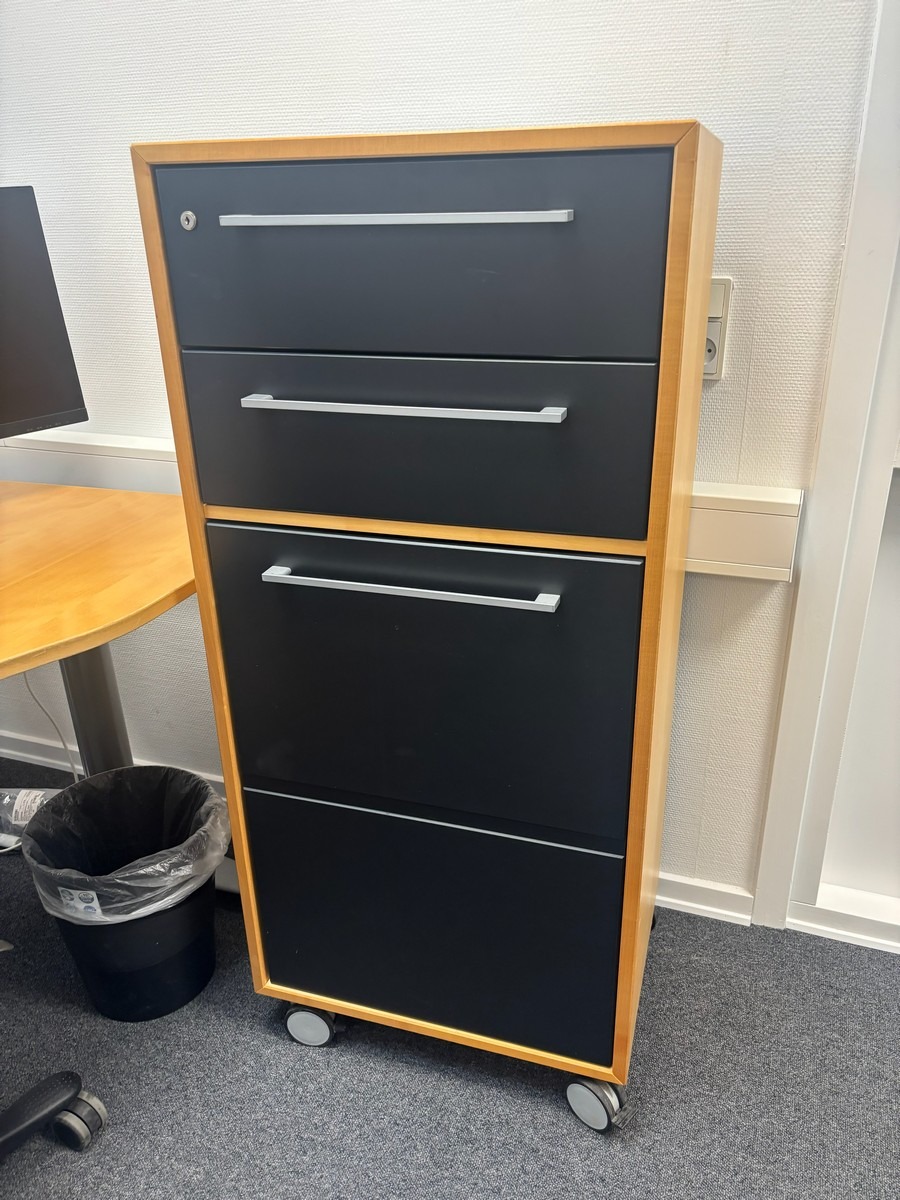 3 stk. mobile skuffemoduler med skuffer og skab i kombination. Uden indhold. Måler: 42 x 57 x 127 cm